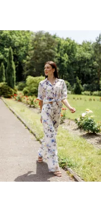 Вільна сорочкова блуза з коротким рукавом та коміром відкладного типу. Має застібку на ґудзики по всій довжині, подовжену спинку та прямий крій., одяг від Jador