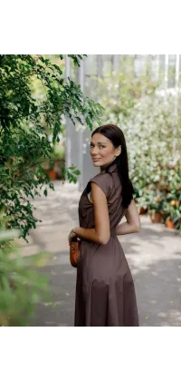 Сукня-сорочка міді з класичним коміром, акцентованою талією та ґудзиками по всій довжині., одяг від Jador