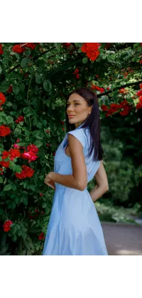 Сукня-сорочка довжини міді з класичним відкладним коміром, планкою на ґудзиках і приталеним силуетом. Без рукавів, із поясом, який підкреслює талію., одяг від Jador