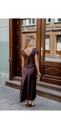 Сукня з закритим округлим вирізом, каплевидним рукавом та асиметричною посадкою на талії, яка м’яко підкреслює фігуру, одяг від Jador