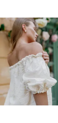 Легка міді-сукня з відкритими плечима та об'ємними рукавами. Прямий крій на резинці по верху, м'яко охоплює фігуру, не обмежуючи рухів.

, одяг від Jador