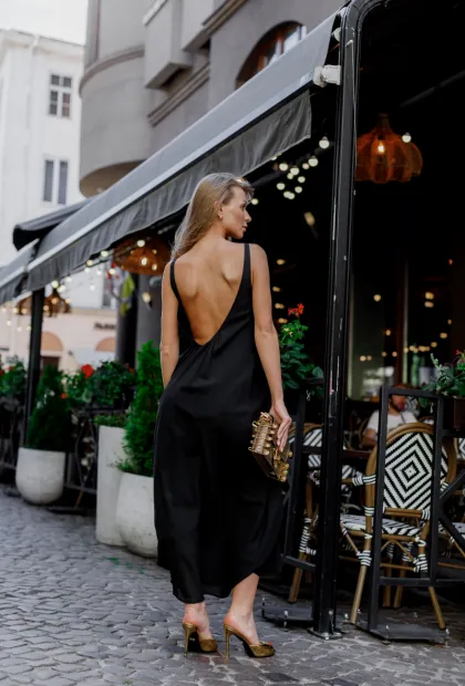 Класична чорна сукня