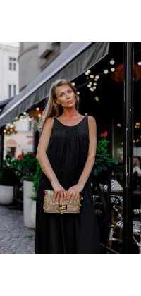 Чорна сукня — класика, що ніколи не втрачає актуальності. Сукня поєднує мінімалізм і сексуальність: вільний крій, витончена довжина та акцент на відкриту спи, одяг від Jador