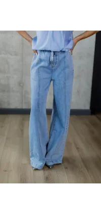 Світло-блакитні джинси з декором на поясі та прямим кроєм, одяг від Jador