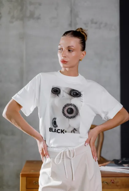 Футболка з квітковим принтом