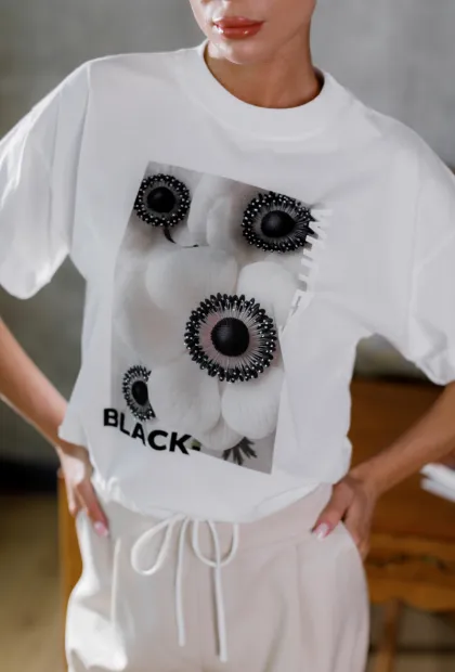 Футболка з квітковим принтом