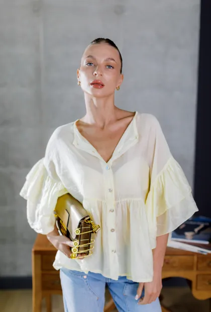 Блуза з воланами