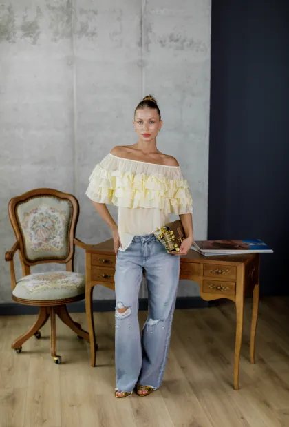 Елегантна блуза з воланами