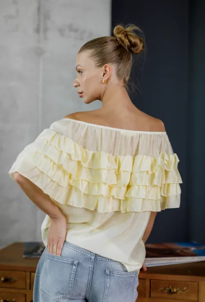 Елегантна блуза з воланами