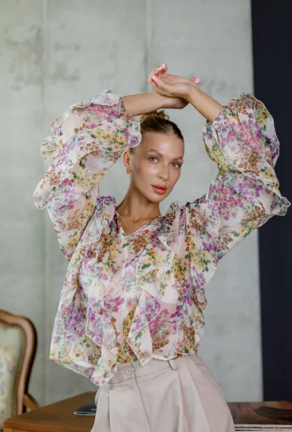 Об'ємна квіткова блуза