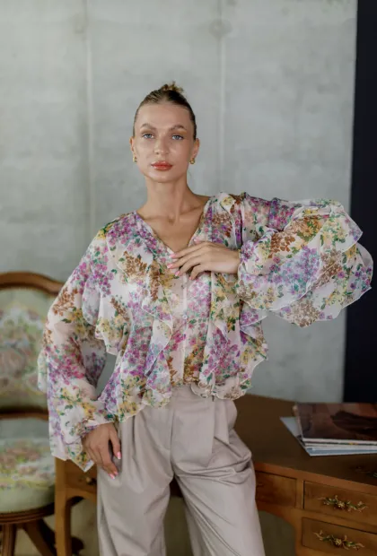 Об'ємна квіткова блуза