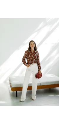 Бавовняна приталена сорочка з довгим рукавом та яскравим леопардовим принтом на бордовому фоні, одяг від Jador