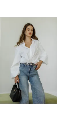 Ефектні джинси вільного фасону, прикрашені блискучими мікростразами по всій поверхні, доповнені накладними кишенями та боковими елементами., одяг від Jador