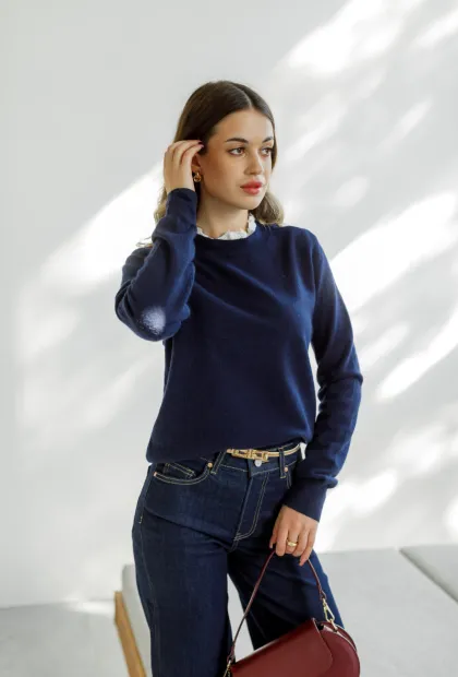 Светр з мереживним коміром