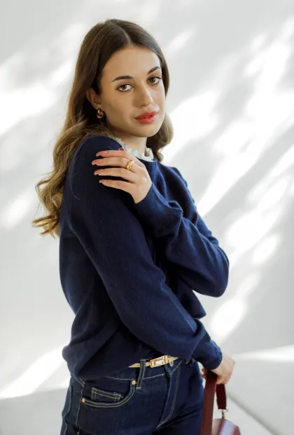 Светр з мереживним коміром