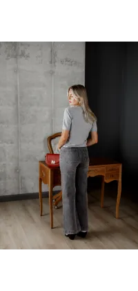 Сірі джинси кльош із м’якого деніму з вишивкою у вигляді сердечка на кишені — ідеальне поєднання зручності та акцентного дизайну., одяг від Jador