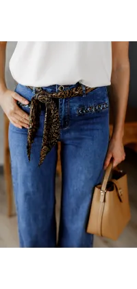 Жіночі джинси прямого крою з блакитного деніму з декоративною тасьмою на кишенях., одяг від Jador