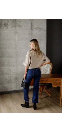 Джинси жіночі темно-синього кольору з легко розкльошеним кроєм, одяг від Jador