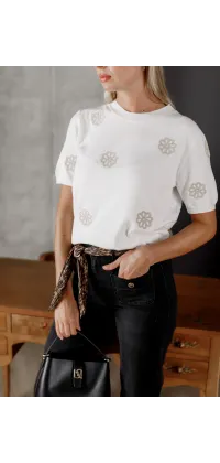 Светр з квітковою вишивкою. Доступні розміри: 