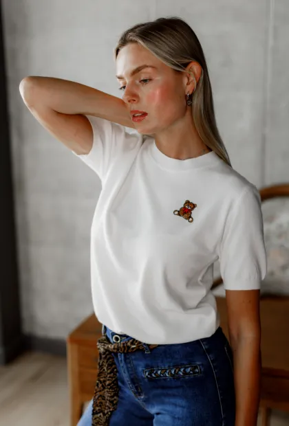 Светр із вишивкою ведмедика