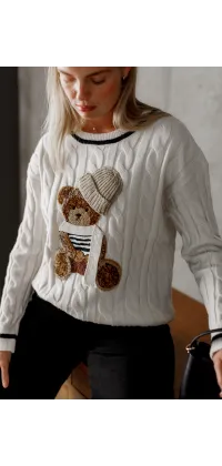 Білий в'язаний светр із фактурним візерунком прикрашений аплікацією ведмедика в шапці та шарфі., одяг від Jador