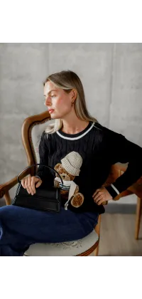 Класичний чорний в’язаний светр прямого крою з фактурним плетінням і декоративною аплікацією ведмедика в шапці та шарфі., одяг від Jador