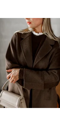 Стильне довге пальто прямого крою у кольорі темний шоколад, в складі - натуральна шерсть, поєднує елегантність класики з французьким шиком., одяг від Jador