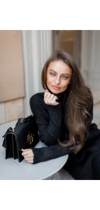 В'язаний костюм з асиметричною текстурою, що поєднує oversize светр та спідницю міді в універсальному чорному кольорі., одяг від Jador