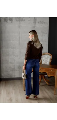 Шоколадний светр з округлим вирізом, акцентними гудзиками на плечі та приталеним силуетом., одяг від Jador