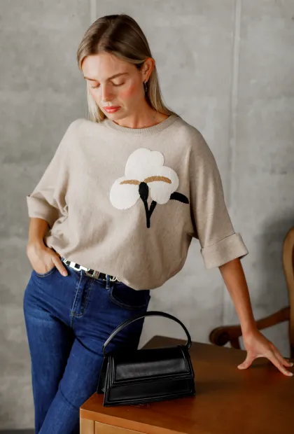 Светр з вишивкою квітки