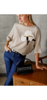 Светр з вишивкою квітки. Колір: Бежевий