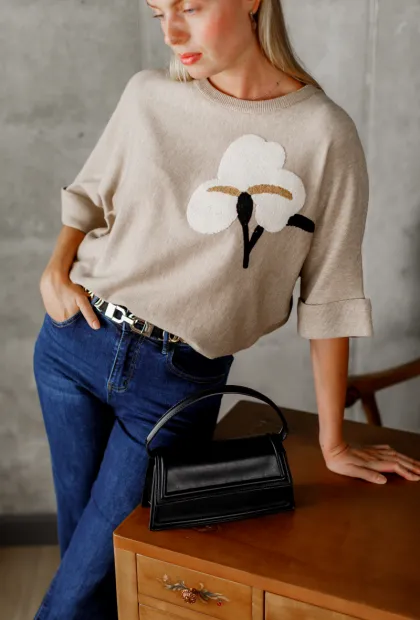 Светр з вишивкою квітки