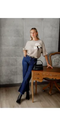 Бежевий светр вільного крою з текстурною квіткою на грудях — стриманий, але помітний акцент у гардеробі., одяг від Jador