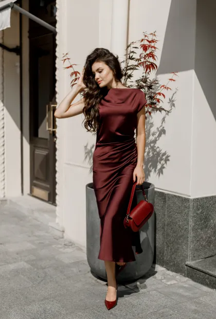 Елегантна сатинова сукня