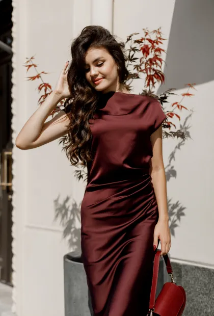 Елегантна сатинова сукня