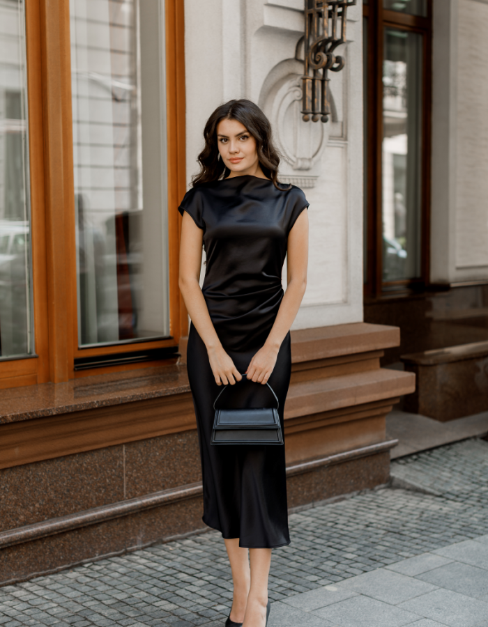 Елегантна чорна сукня