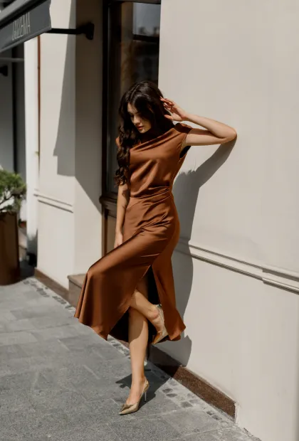 Сукня з драпіруванням на талії