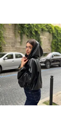 Бомбер з екошкіри з капюшоном. Колір: Чорний