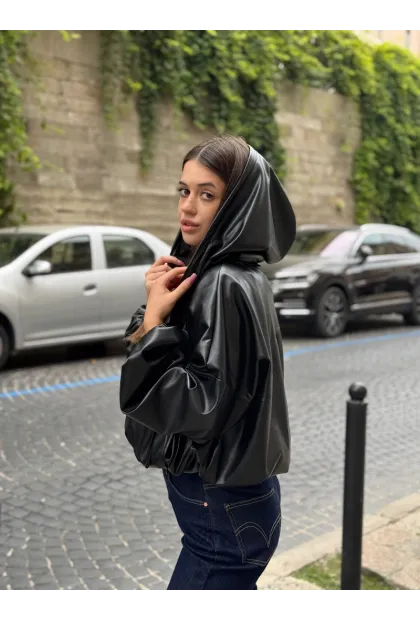 Бомбер з екошкіри з капюшоном