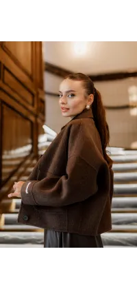 Укорочений вовняний жакет з м’якої тканини, прямого крою, із класичним коміром та накладними кишенями., одяг від Jador