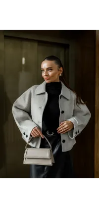 Базовий укорочений жакет прямого силуету з італійської вовни. Стриманий дизайн, акцент на гудзики., одяг від Jador