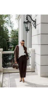 Об’ємний жакет з капюшоном у відтінку гіркого шоколаду — ідеальний вибір для стилю кежуал., одяг від Jador