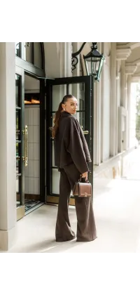 Жакет прямого силуету у глибокому шоколадному кольорі. Мінімалістичний дизайн, універсальна довжина, рукави вільного крою., одяг від Jador