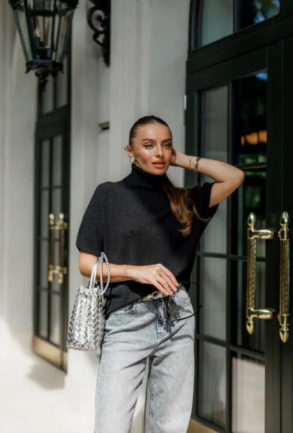 Класичний чорний джемпер