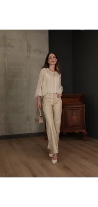 Легка шифонова блуза кольору шампань з пишними рукавами та зав’язкою на горловині., одяг від Jador