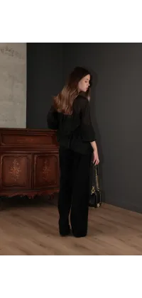 Легка шифонова блуза з романтичним бантом на горловині, що підкреслює елегантність образу, одяг від Jador