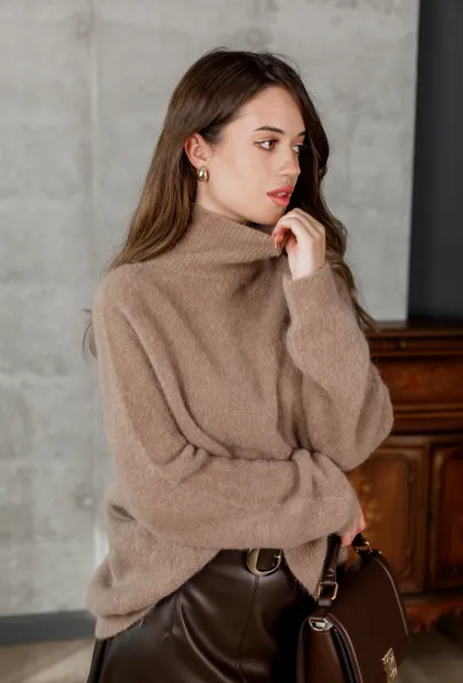 Об’ємний в’язаний светр