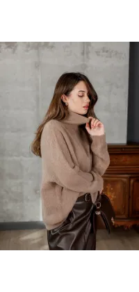 Об’ємний в’язаний светр кольору капучино з високим горлом і м’якою текстурою, одяг від Jador