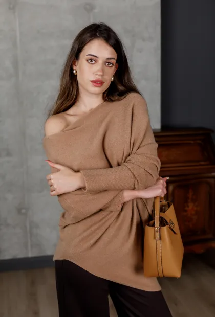 Светр із відкритим плечем