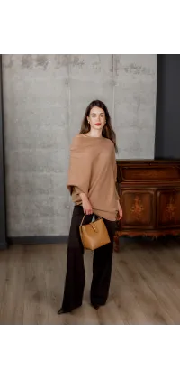 М’який светр oversize з відкритим плечем у теплому відтінку капучино, одяг від Jador